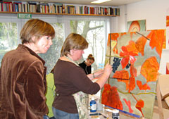 Oranje schilderij ontstaat in het atelier